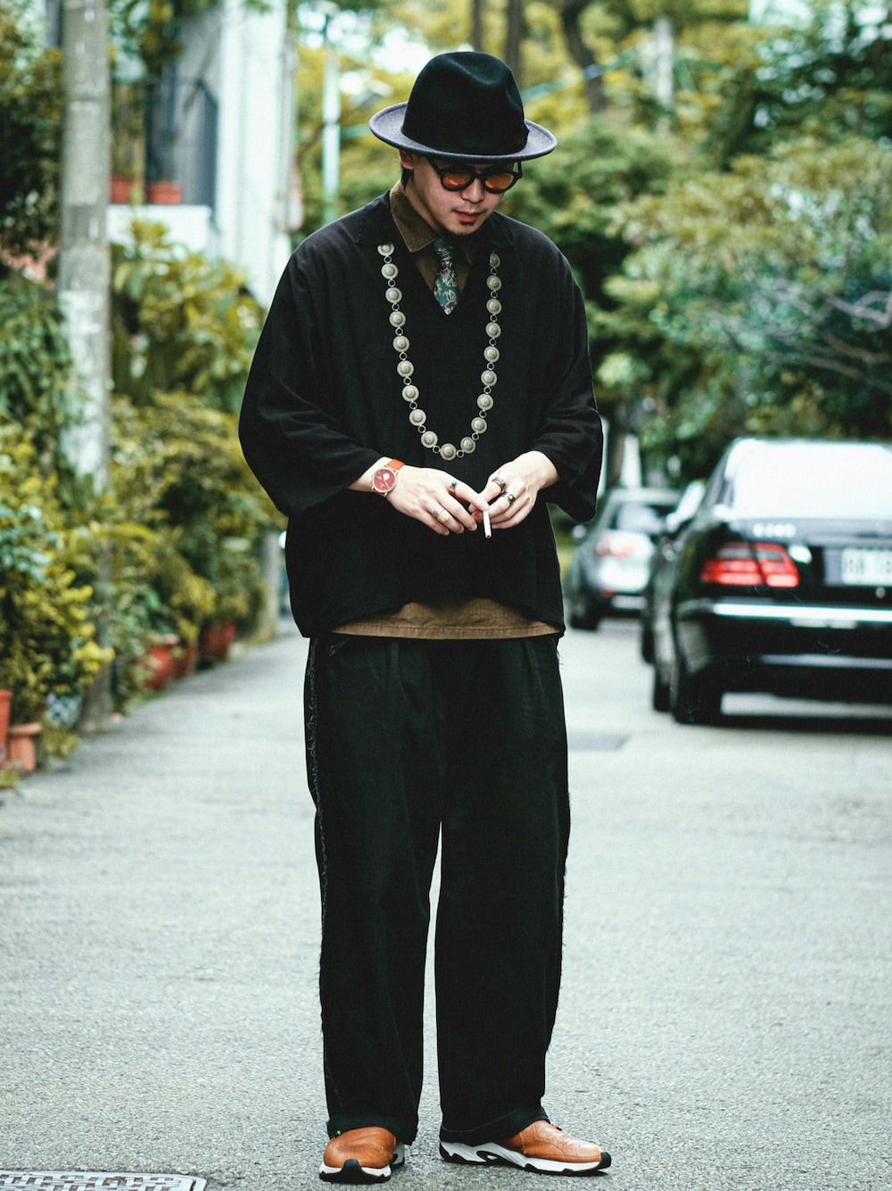 「街頭穿搭、日系極簡、休閒、古着、古着MIX、vintage」｜「bukhtのアイテム（トップス、ブラック系）」を使った、Terryさん（メンズ・172cm）の秋コーディネートの1枚目の写真
