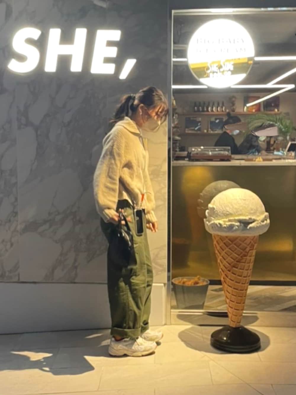 「秋冬、カジュアルコーデ、休日コーデ、ニット、ハーフジップ、ニューバランス、ニューバランス725、カーゴパンツ」｜「nuguのアイテム（カーゴパンツ、グリーン系）」を使った、すい.さん（レディース・159cm）の秋コーディネートの1枚目の写真