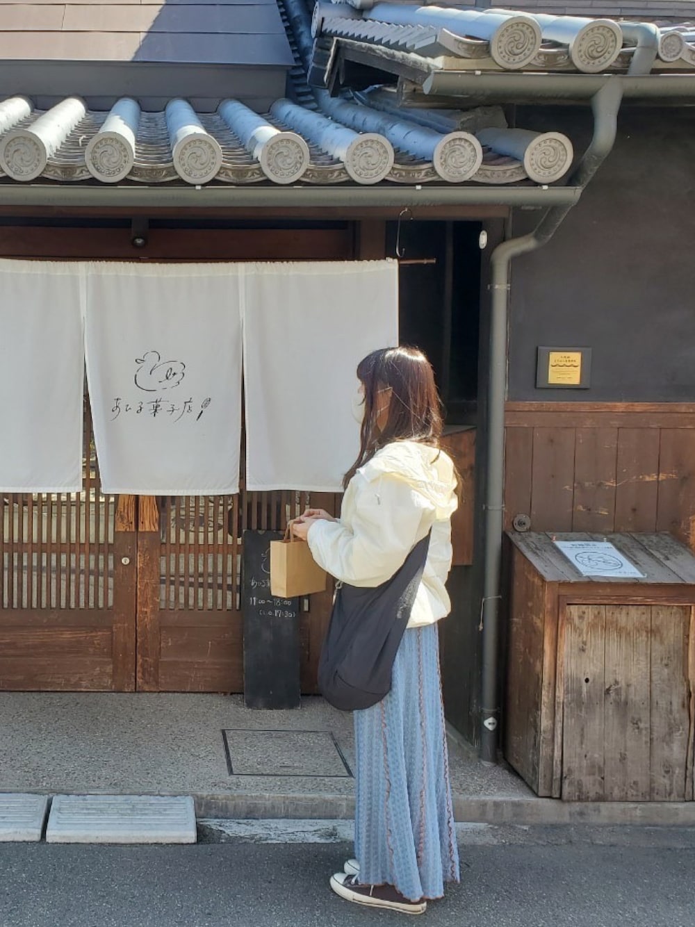 「春コーデ、お出かけコーデ、春、マウンテンパーカー、スニーカー、スニーカーコーデ、converse、春服デビュー宣言、Kastane、Discoat、チャオパニックティピー(CIAOPANIC TYPY)」｜「Ray BEAMSのRay BEAMS / カラー ステッチ マーメイド スカート（スカート、ブルー系）」を使った、すい.さん（レディース・159cm）の春コーディネートの1枚目の写真