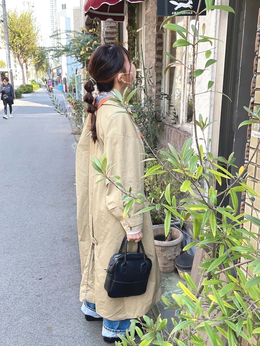 「秋コーデ、秋冬コーデ、パンツスタイル、きれいめカジュアル、今日のコーデ、休日コーデ、カフェ、カフェ巡り、中崎町、たまねぎヘアー、バギージーンズ、UNIQLO、shein、ロンT、ステンカラーコート」｜「不明のアイテム（ハンドバッグ、ブラック系）」を使った、すい.さん（レディース・159cm）の秋コーディネートの1枚目の写真