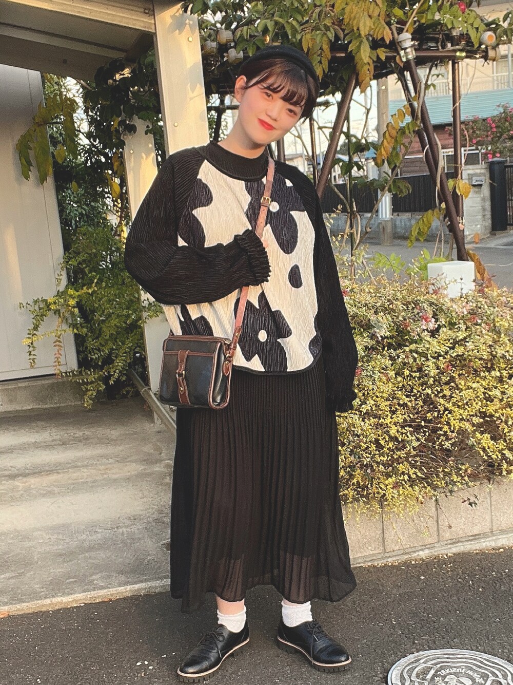 「オトナカジュアル、シンプル、花柄、ワンピース、黒、モード、おしゃれさんと繋がりたい、いいね、save、フォローお願いします🤑、春服デビュー宣言、新星WEARISTAにエントリー」｜「SHElNのアイテム（トップス、ブラック系）」を使った、かねっちゃんさん（レディース・153cm）の冬コーディネートの1枚目の写真