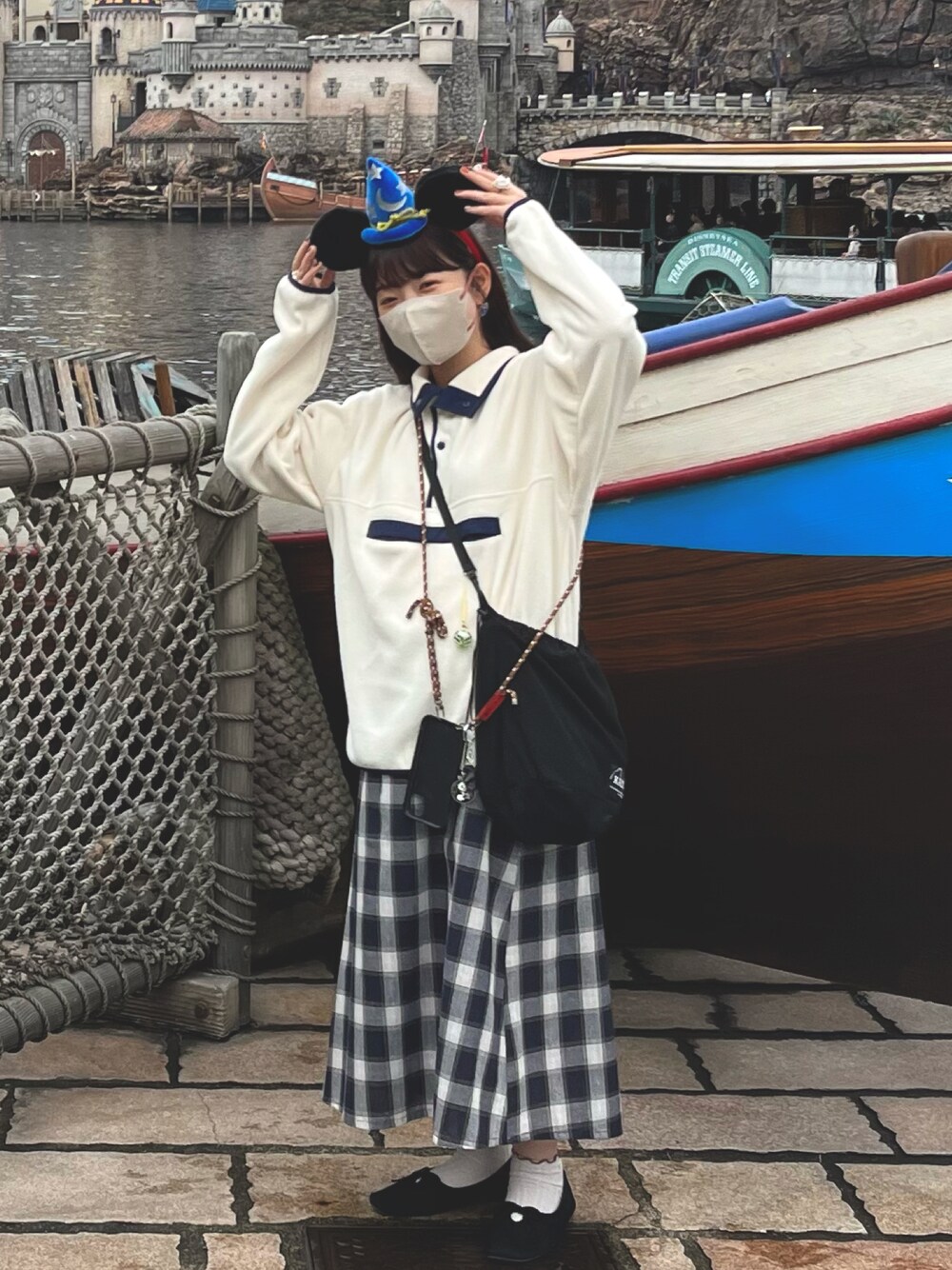 「大人カジュアル、シンプル、ディズニーコーデ、チェックスカート、低身長コーデ、GU、おしゃれさんと繋がりたい、いいね、save、フォローお願いします🤑、未来のWEARISTAプロジェクト、春服デビュー宣言、新星WEARISTAにエントリー」｜「GUのアイテム（スウェット、ホワイト系）」を使った、かねっちゃんさん（レディース・153cm）の秋コーディネートの1枚目の写真