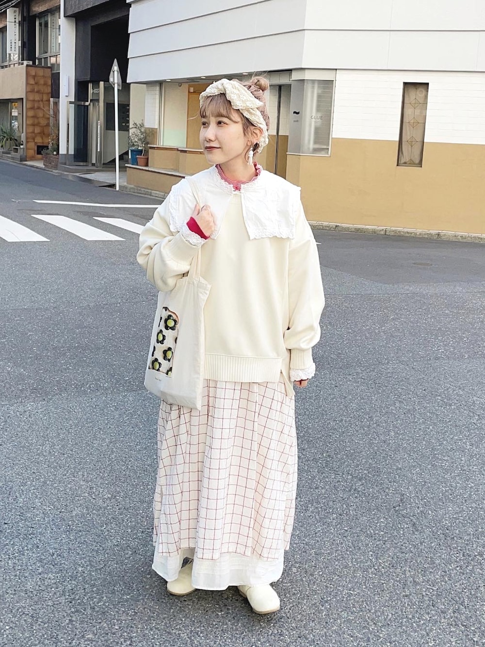 レッド系のワンピース、ホワイト系のシャツ/ブラウス、ホワイト系のトートバッグを着用したレディースの冬コーディネートの1枚目の写真