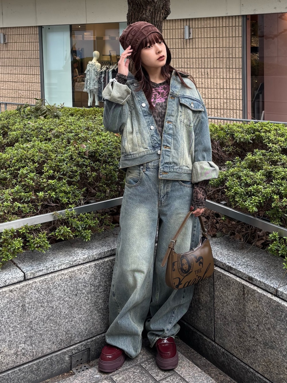 ブルー系のデニムパンツ、ベージュ系のTシャツ/カットソー、ブルー系のデニムジャケットを着用したレディースの秋コーディネートの1枚目の写真