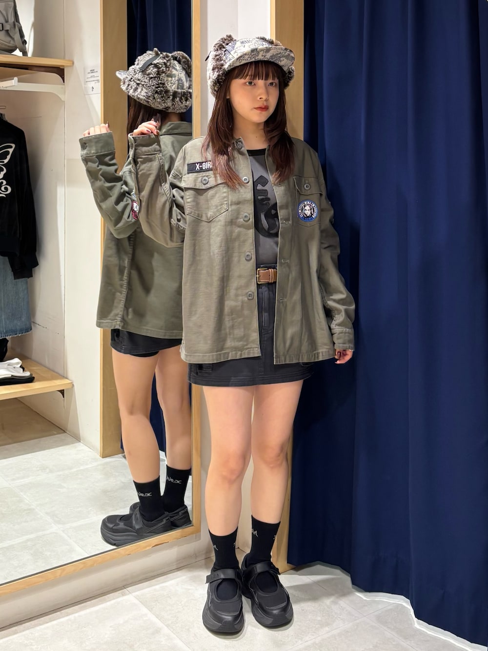 ブラック系のTシャツ/カットソー、グリーン系のシャツ/ブラウス、ブラック系のスカートを着用したレディースの秋コーディネートの1枚目の写真