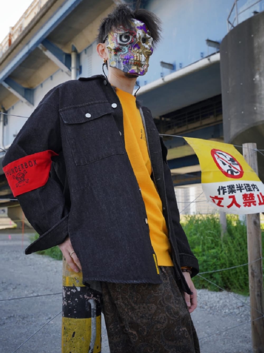 「仮面、春コーデ、唯一無二、FAT、スケータースタイル、高円寺、ストリート、アート」｜「FATのGIGASLEY（その他パンツ、イエロー系）」を使った、仮面作家 華山虎（CASSANDRA）さん（メンズ・170cm）の春コーディネートの1枚目の写真