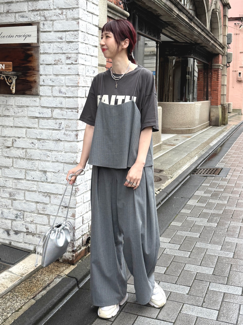 「セットアップ、レイヤードスタイル、最近のいい感じコーデ、ビスチェ、春夏コーデ、シンプルコーデ、きれいめカジュアル、スニーカー、ラクチンコーデ、パンツコーデ、大人女子、ラフコーデ、キレイめ、ロゴT」｜「PUAL CE CINの【汗シミ防止素材】シンプルロゴTシャツ（Tシャツ/カットソー、ブラック系）」を使った、niuさん（骨格ウェーブ・レディース・161cm）の春コーディネートの1枚目の写真