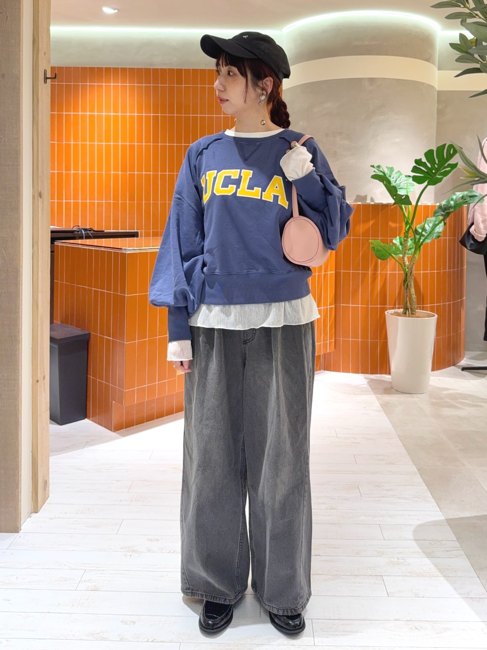 ホワイト系のTシャツ/カットソー、グレー系のデニムパンツ、ブルー系のスウェットを着用したレディースの秋コーディネートの1枚目の写真