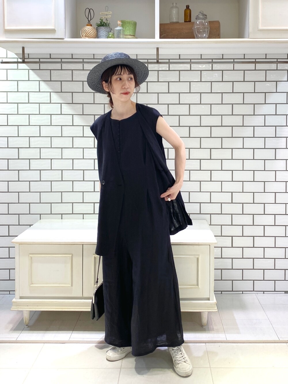 「サロペット、セットアップ、ブラックコーデ、ブラック、ベスト、ジレ、ベストコーデ、カンカン帽、オールブラック、オールインワン、モノトーン、きれいめカジュアル、麦わら帽子、ワントーンコーデ、夏コーデ」｜「PUAL CE CINのリネン／麻キャンバスジレベスト（ベスト、ブラック系）」を使った、niuさん（レディース・161cm）の夏コーディネートの2枚目の写真