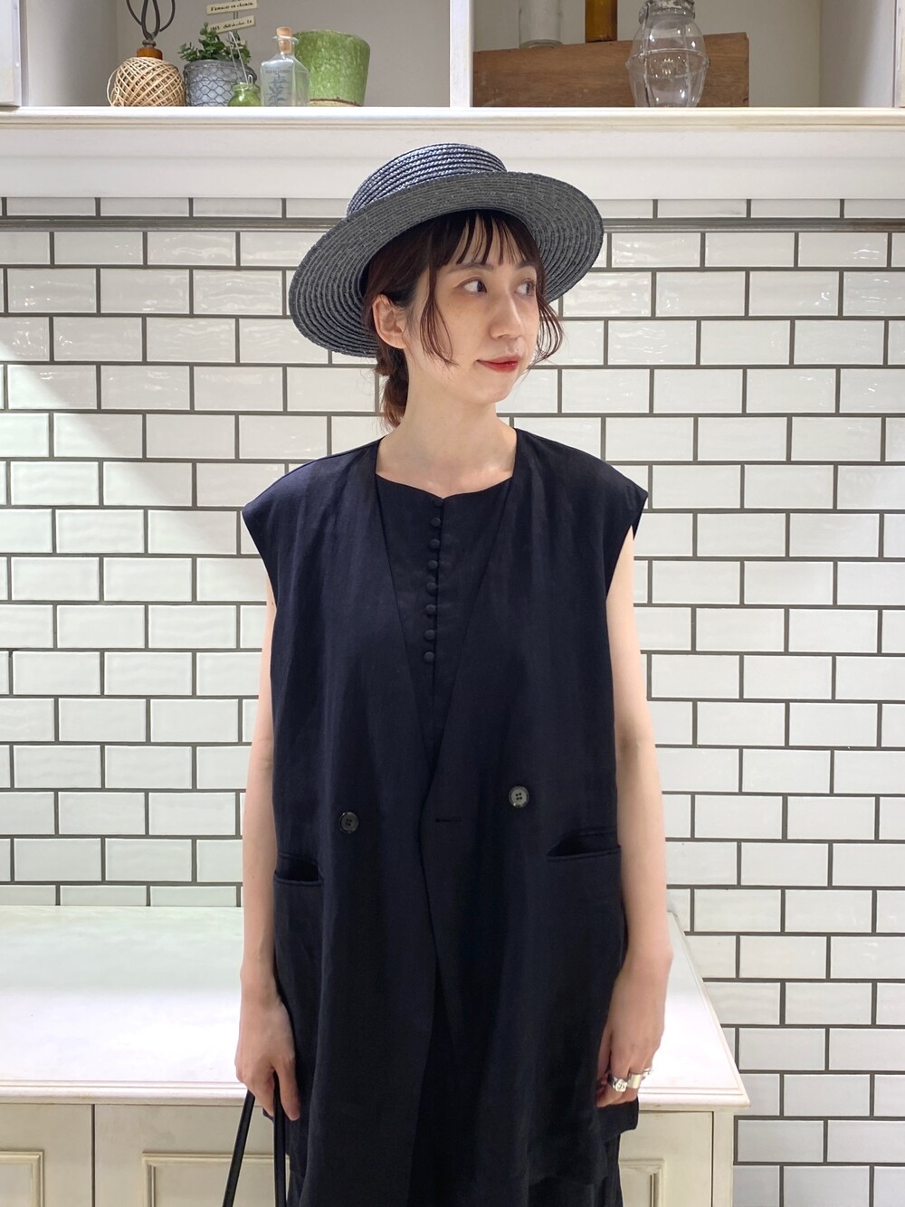 「サロペット、セットアップ、ブラックコーデ、ブラック、ベスト、ジレ、ベストコーデ、カンカン帽、オールブラック、オールインワン、モノトーン、きれいめカジュアル、麦わら帽子、ワントーンコーデ、夏コーデ」｜「PUAL CE CINのリネン／麻キャンバスジレベスト（ベスト、ブラック系）」を使った、niuさん（レディース・161cm）の夏コーディネートの4枚目の写真