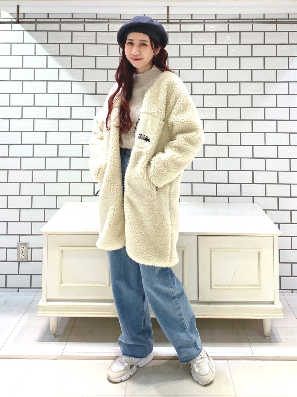 「ボアジャケット、ボア、ボアブルゾン、デニム、ベレー帽、ピンク、ハイネック、ニット、ビッグシルエット、きれいめカジュアル、冬アウター、冬コーデ」｜「PUAL CE CINの【FIRST DOWN】LONG BOA JACKET（その他アウター、ホワイト系）」を使った、niuさん（レディース・161cm）の冬コーディネートの1枚目の写真
