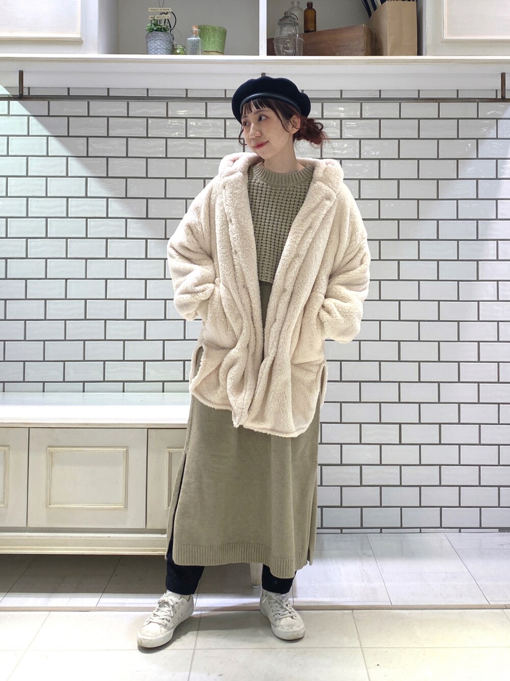 「アウター、あったかコーデ、ベージュ、ベージュコーデ、ニットワンピース、ロングワンピース、ボア、淡色コーデ、ボアジャケット、ボアコート、オトナカワイイ、オトナカジュアル、ワントーンコーデ」｜「PUAL CE CINの【一部WEB限定】両面ボアコート（その他アウター、ホワイト系）」を使った、niuさん（レディース・161cm）の冬コーディネートの1枚目の写真