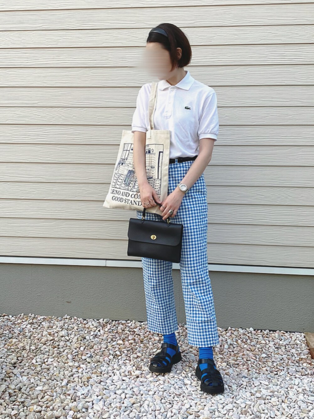 ホワイト系のポロシャツ、ブルー系のその他パンツ、ブラック系のショルダーバッグを着用したレディースの春コーディネートの1枚目の写真