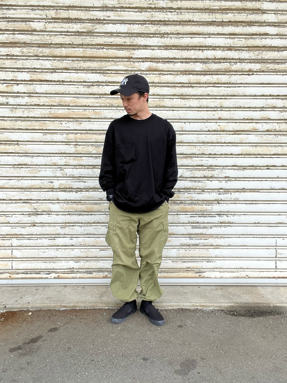 「おしゃれさんと繋がりたい、シンプル、カーゴパンツコーデ、春コーデ、ootd、今日のコーデ、GUコーデ、GU、VANSスリッポン、ロンTコーデ、ロンT」｜「NEW ERAの【NEW ERA】9TWENTY MLB BASEBALL CAP /【ニューエラ】920 ナイントゥエンティ メジャーリーグ ベースボール キャップ（キャップ、ブラック系）」を使った、おさむさん（メンズ・165cm）の春コーディネートの1枚目の写真