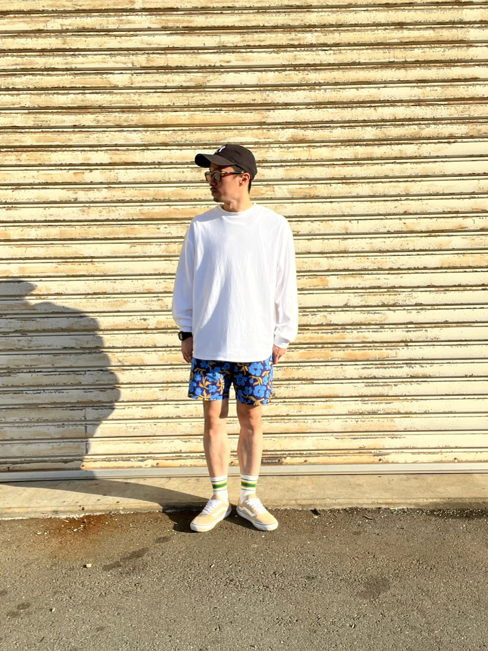 「春服コーデ、シンプルコーデ、短パンスタイル、短パンコーデ、低身長、春服みてみて、outfit、服好きな人と繋がりたい、VANS、先取りコーデ」｜「NEW ERAの【NEW ERA】9TWENTY MLB BASEBALL CAP /【ニューエラ】920 ナイントゥエンティ メジャーリーグ ベースボール キャップ（キャップ、ホワイト系）」を使った、おさむさん（メンズ・165cm）の春コーディネートの1枚目の写真