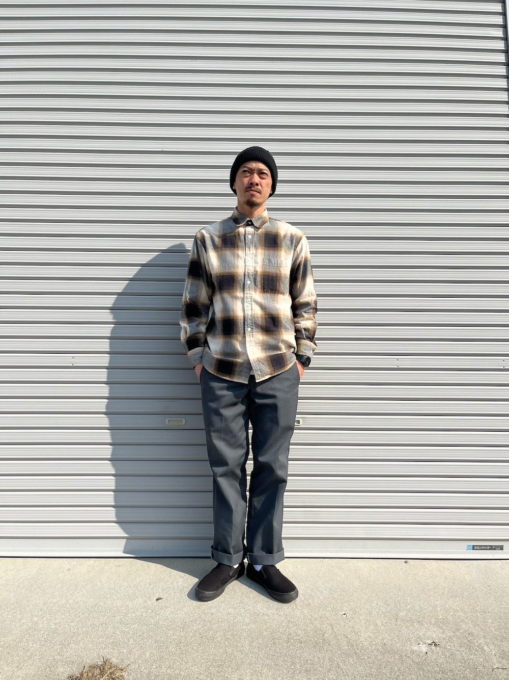 「春服デビュー宣言、春、大人カジュアル、シンプルコーデ、春コーデ、ディッキーズ874、VANSスリッポン、シャツ、おしゃれさんと繋がりたい、シャツ好き集まれ、GUコーデ」｜「VOLCOMのFull Stone Beanie BY（ニットキャップ/ビーニー、ブラック系）」を使った、おさむさん（メンズ・165cm）の春コーディネートの1枚目の写真