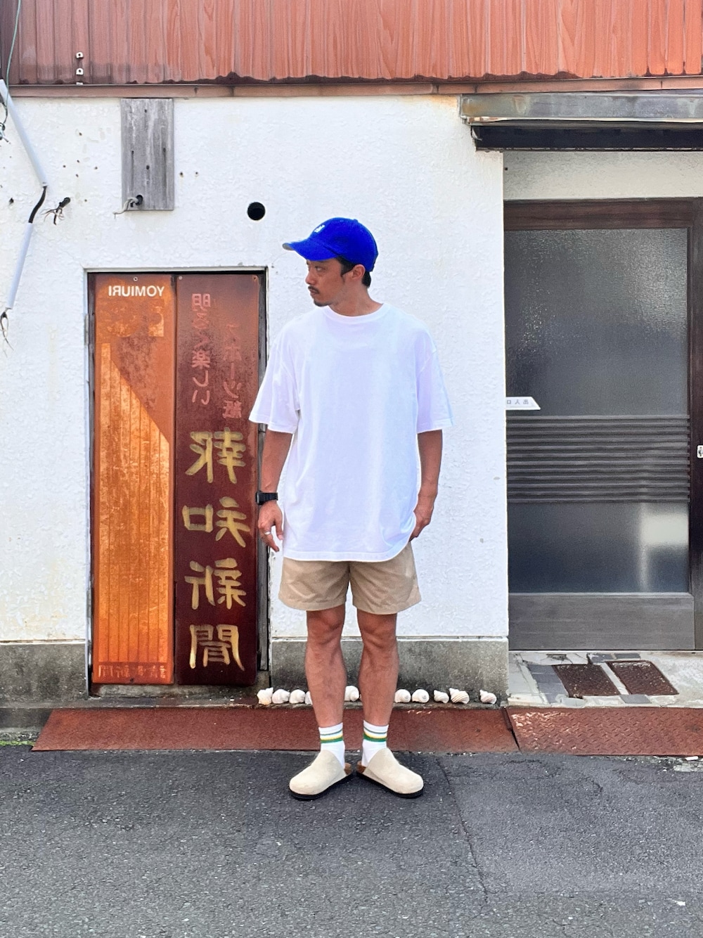 「夏コーデ、ハーフパンツ、タンパンスタイル、GUコーデ、GU、ショートパンツ、シンプルコーデ、シンプル、キャップコーデ、おでかけコーデ、メンズコーデ、ストリートMIX」｜「'47の47 brand オフィシャルメジャーリーガー 球団ミニロゴ立体刺繍ベースボールキャップ（キャップ、ブルー系）」を使った、おさむさん（メンズ・165cm）の夏コーディネートの1枚目の写真