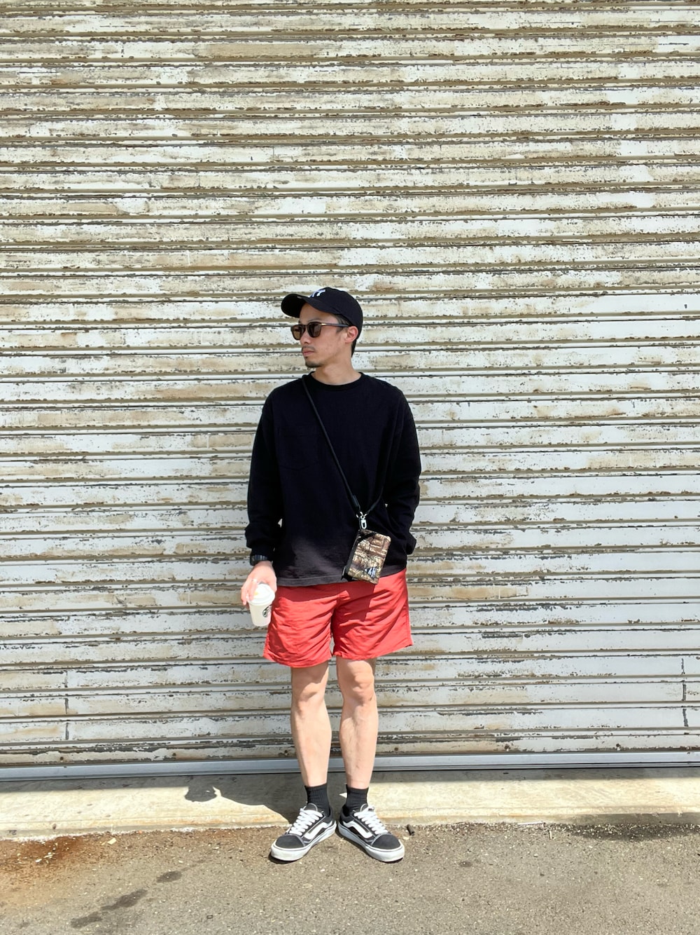 「メンズファッション、おしゃれさんと繋がりたい、今日のコーデ、はるコーデ、メンズコーデ、ロンT、UNIQLOコーデ、GUコーデ、タンパンスタイル、短パンコーデ」｜「UNIQLOのアイテム（ショーツ、レッド系）」を使った、おさむさん（メンズ・165cm）の春コーディネートの1枚目の写真