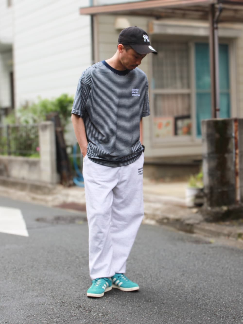 「ロゴT、シンプルコーデ、シンプルスタイル、今日のコーデ、スウェットパンツ、スウェットコーデ、#夏コーデ、ストリートコーデ、ストリート、低身長コーデ、春コーデ、ootd」｜「ANMEのANMEロゴ刺繍入り裏毛スウェットパンツ（スウェットパンツ、ベージュ系）」を使った、おさむさん（メンズ・165cm）の春コーディネートの1枚目の写真