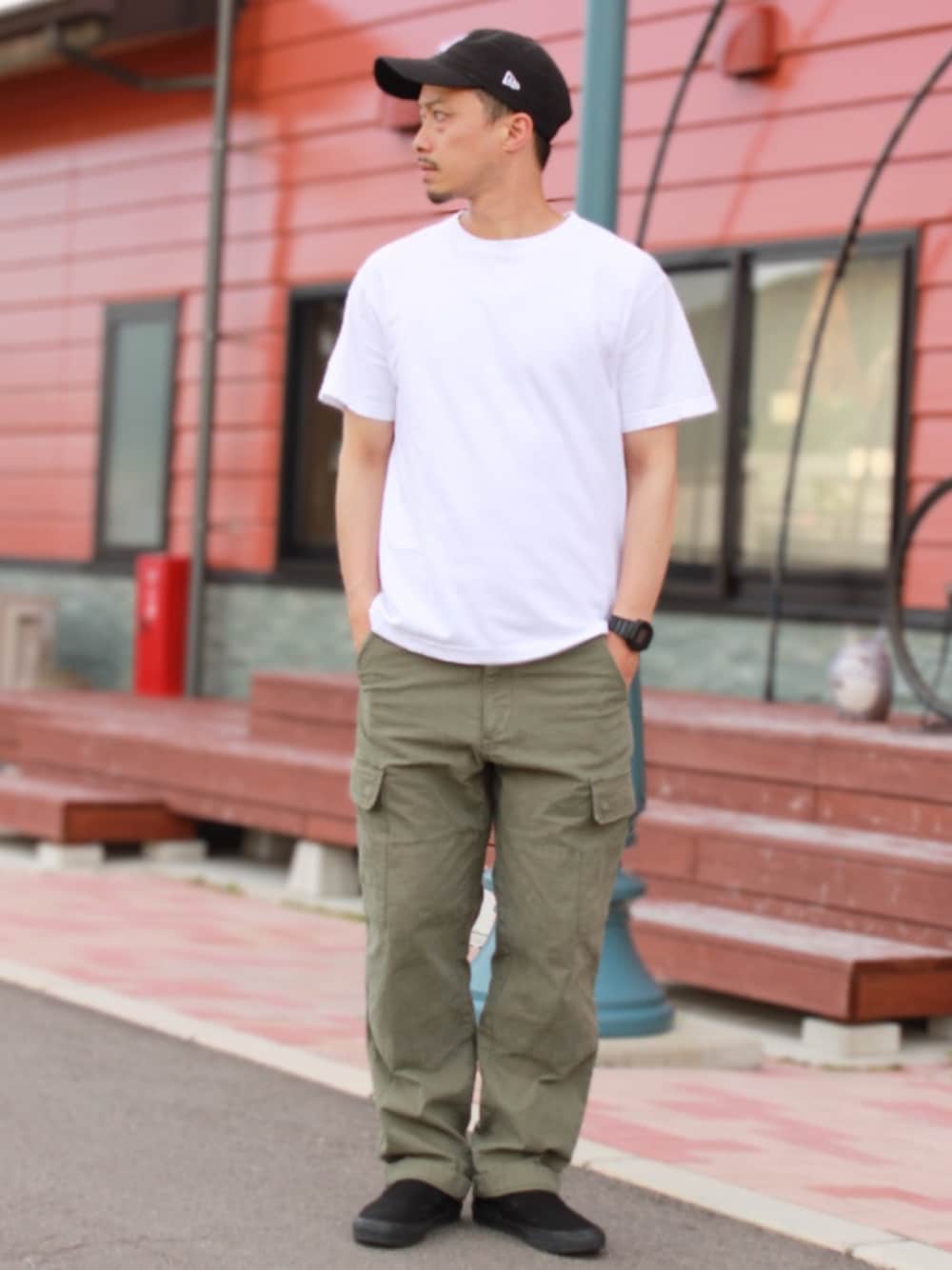 「夏コーデ、大人コーデ、低身長コーデ、スニーカーコーデ、カーゴパンツ、お洒落さんとつながりたい、outfitoftheday、スリッポン、ストリートMIX、プチプラコーデ、プチプラミックス、低身長、初夏コーデ、ootd、シンプル」｜「United AthleのUnited Athle / ユナイテッドアスレ / 5.6オンスヘビーウェイト オーバーサイズ ビッグTシャツ / レイヤード / ボックスシルエット（Tシャツ/カットソー、ホワイト系）」を使った、おさむさん（メンズ・165cm）の夏コーディネートの1枚目の写真