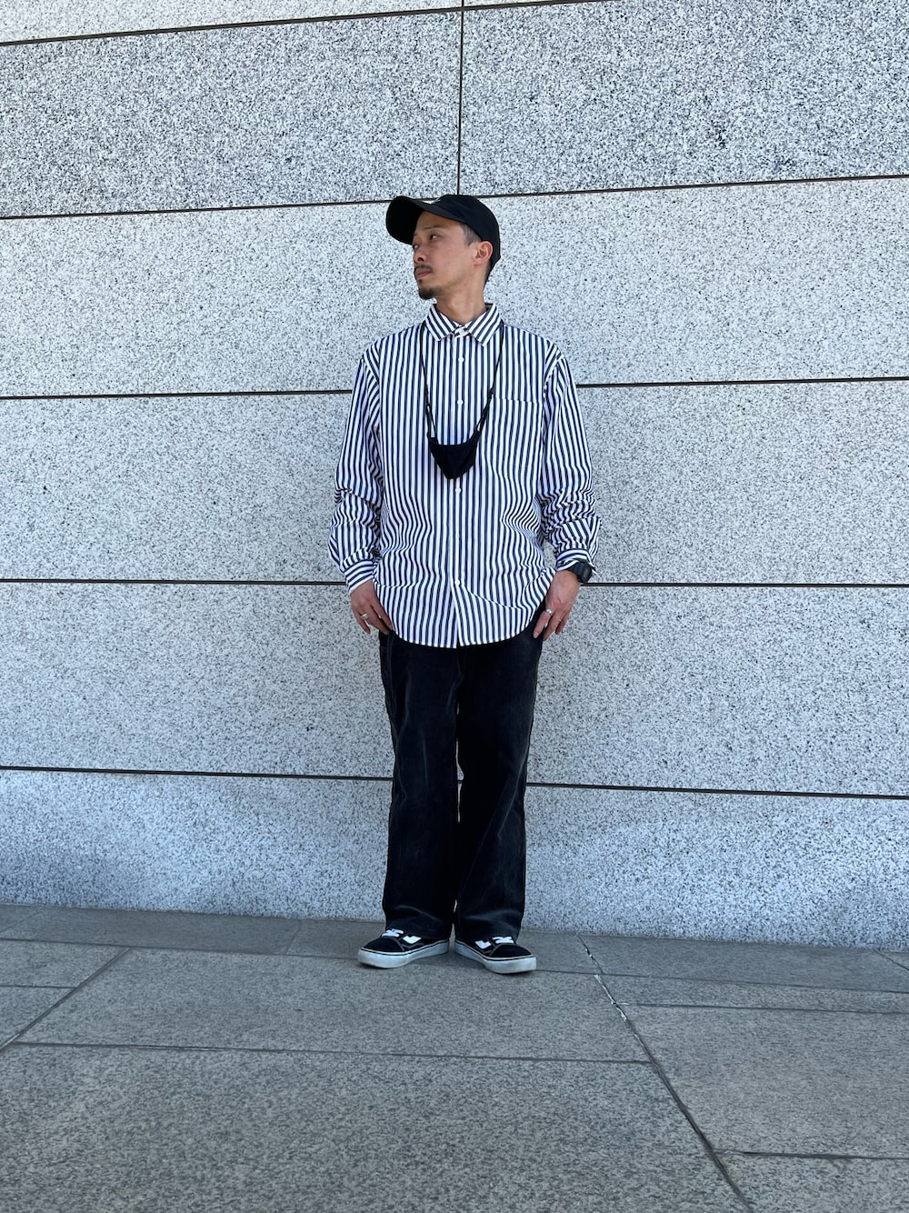 「春コーデ、シンプルコーデ、休日スタイル、カジュアルコーデ、服好きな人と繋がりたい、ストリートコーデ、ストリートMIX、GU、フォローミー、UNIQLO、ビームスボーイ、春服デビュー宣言」｜「UNIQLOのアイテム（その他パンツ、ブラック系）」を使った、おさむさん（メンズ・165cm）の春コーディネートの1枚目の写真