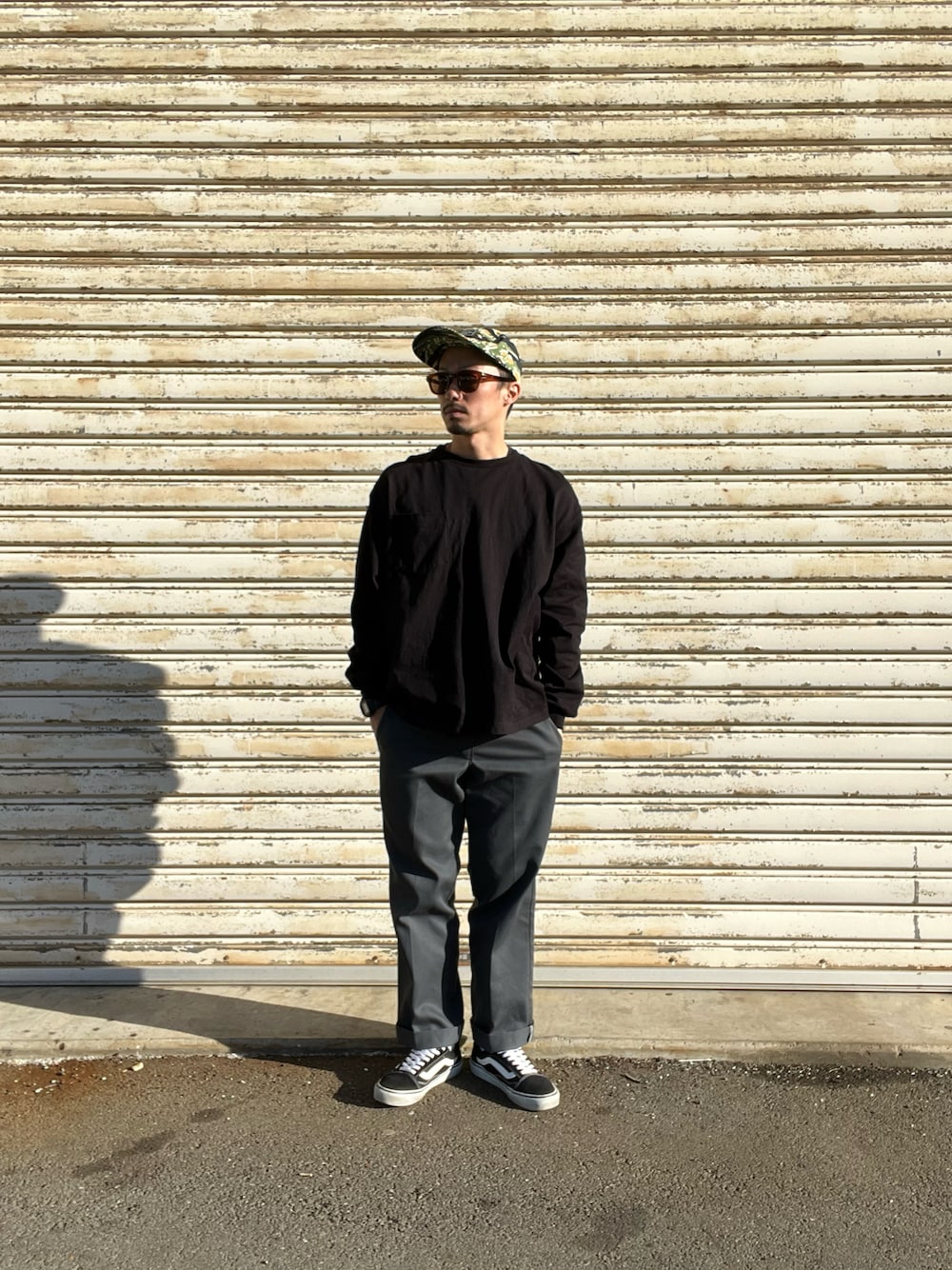「カジュアルコーデ、ストリートコーデ、お洒落さんとつながりたい、春コーデ、GU、ディッキーズ(Dickies)、ディッキーズ 874、vans」｜「DickiesのDickies / ディッキーズ THE ORIGINAL 874 ワイドチノパンツ（チノパンツ、ホワイト系）」を使った、おさむさん（メンズ・165cm）の春コーディネートの1枚目の写真