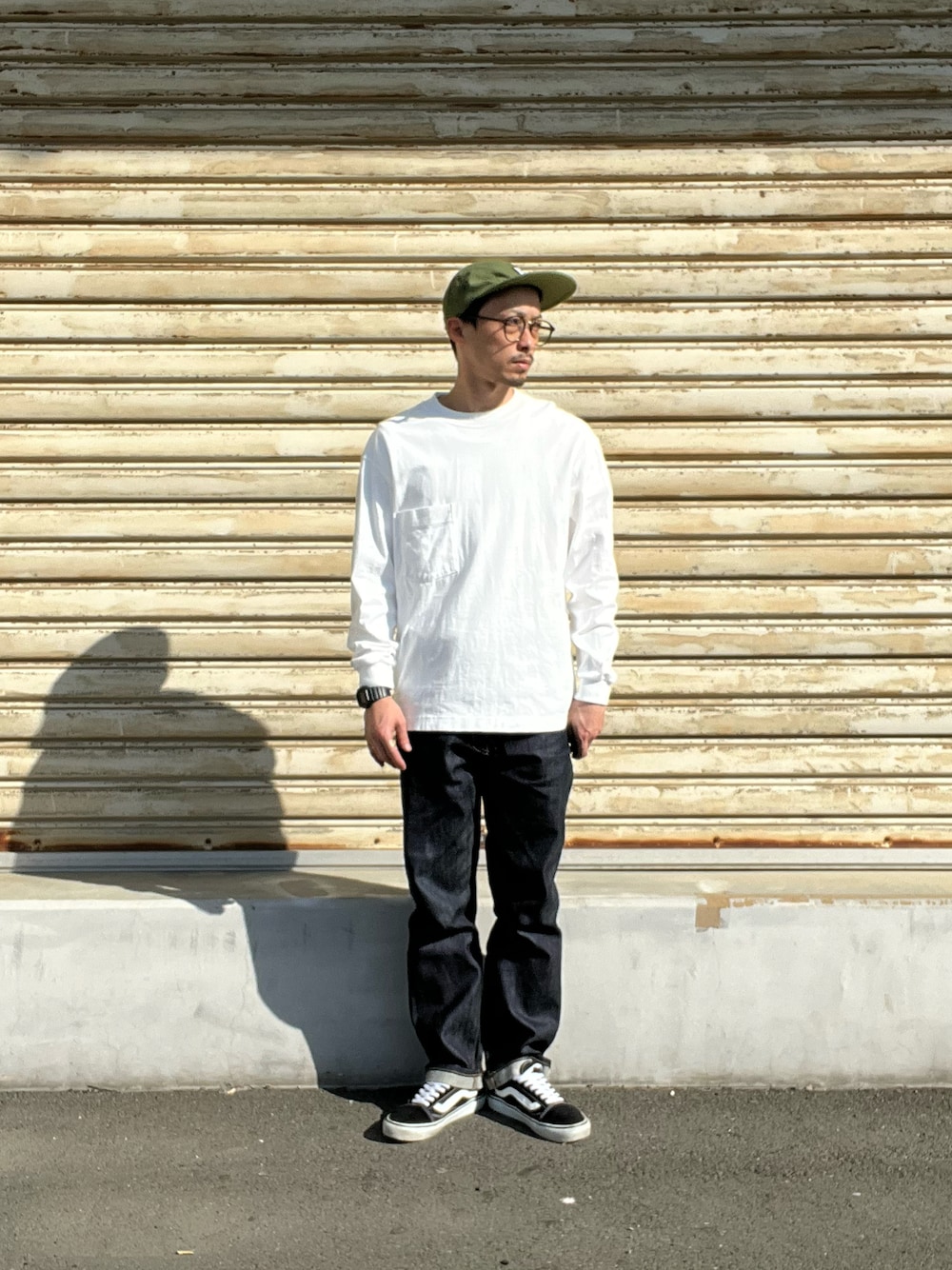 その他のデニムパンツ、ブラック系のスニーカー、ホワイト系のTシャツ/カットソーを着用したメンズの春コーディネートの1枚目の写真