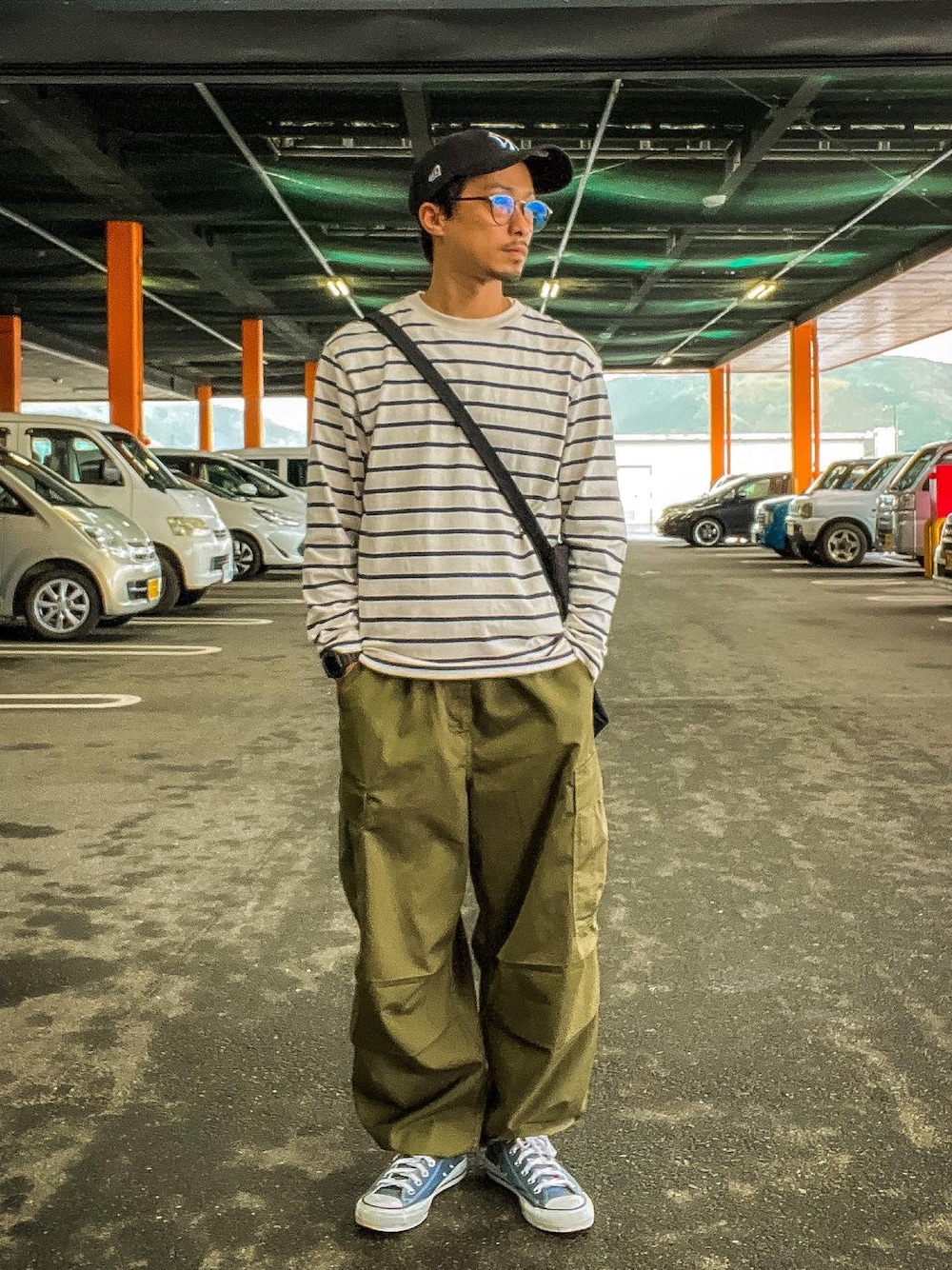 「ootd、オトナカジュアル、服好きな人と繋がりたい、春コーデ、ストリートコーデ、ＧＷ、UNIQLO、GUコーデ、ユニクロコーデ、カーゴパンツ、ボーダー、ニューエラ」｜「GUのアイテム（カーゴパンツ、グリーン系）」を使った、おさむさん（メンズ・165cm）の春コーディネートの1枚目の写真