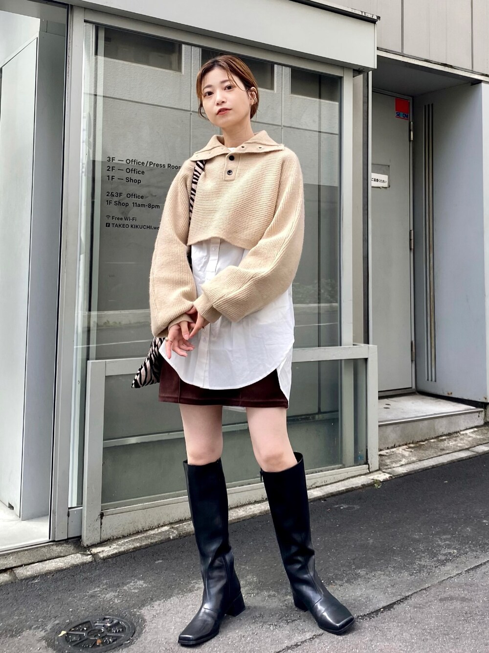 「Kastane、カスタネ、ニット、クロップド、ミニスカート、ロングブーツ、秋コーデ、ゆるコーデ、ボリューム袖、レイヤードスタイル」｜「Kastaneのベロアミニスカート（スカート、ブラウン系）」を使った、あおきりほさん（レディース・161cm）の秋コーディネートの1枚目の写真