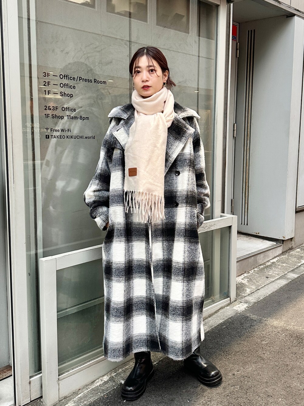 「Kastane、カスタネ、コート、ロングコート、チェック、マフラー、秋冬コーデ、お出かけコーデ、秋カラー、モノトーンコーデ、ゆるコーデ、オーバーサイズ、韓国ファッション、韓国コーデ」｜「Kastaneの【2023AWアイテム/サイズ展開あり】ハイネックロングコート（チェスターコート、ホワイト系）」を使った、あおきりほさん（レディース・161cm）の秋コーディネートの1枚目の写真