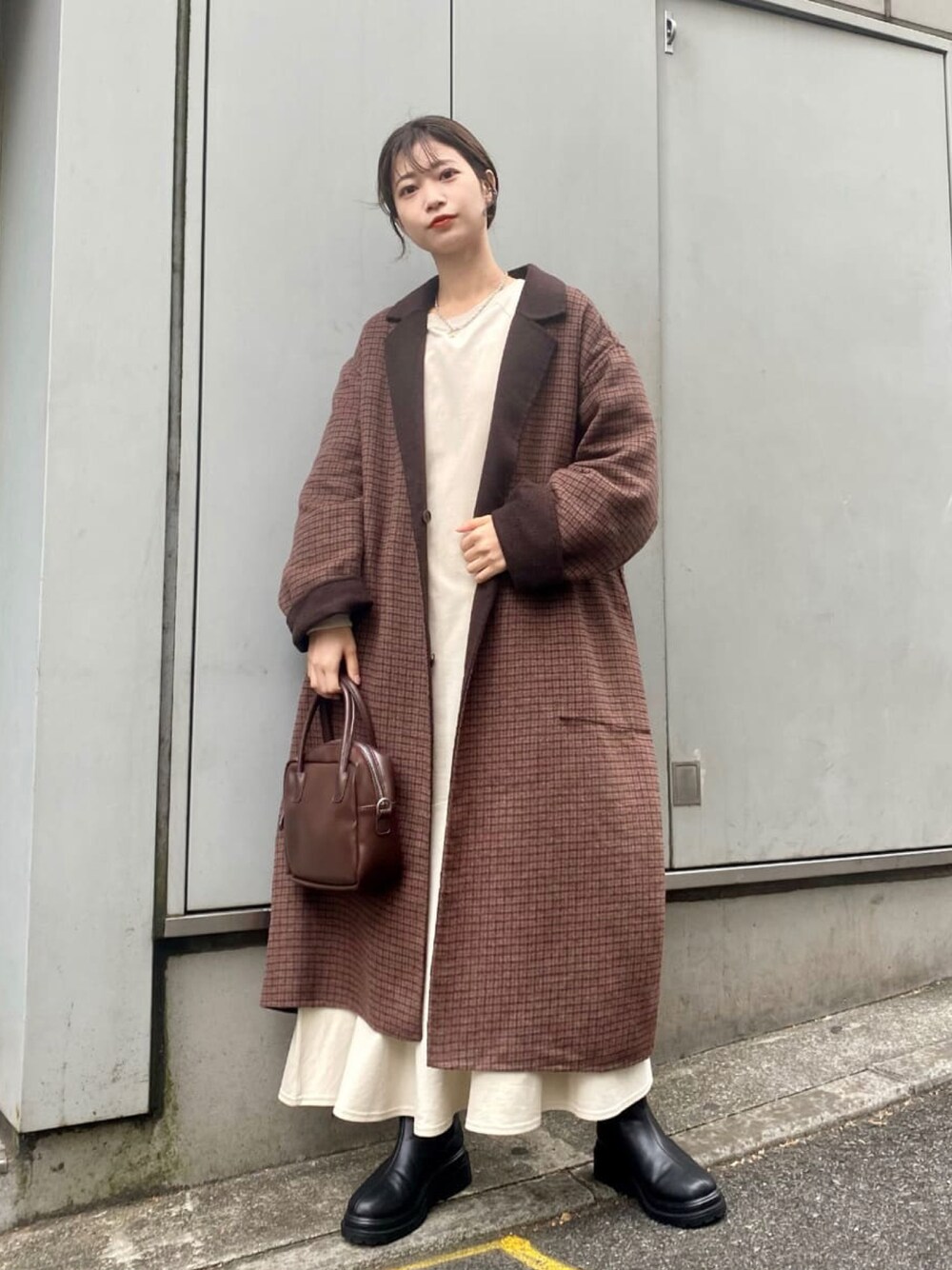 「Kastane、カスタネ、チェスターコート、リバーシブル、ワンピース、ホワイト、ショートブーツ、スクエアバッグ、オトナカジュアル、冬」｜「Kastaneの【新色追加】カットティアードマキシワンピース（ワンピース、ホワイト系）」を使った、あおきりほさん（レディース・161cm）の冬コーディネートの1枚目の写真