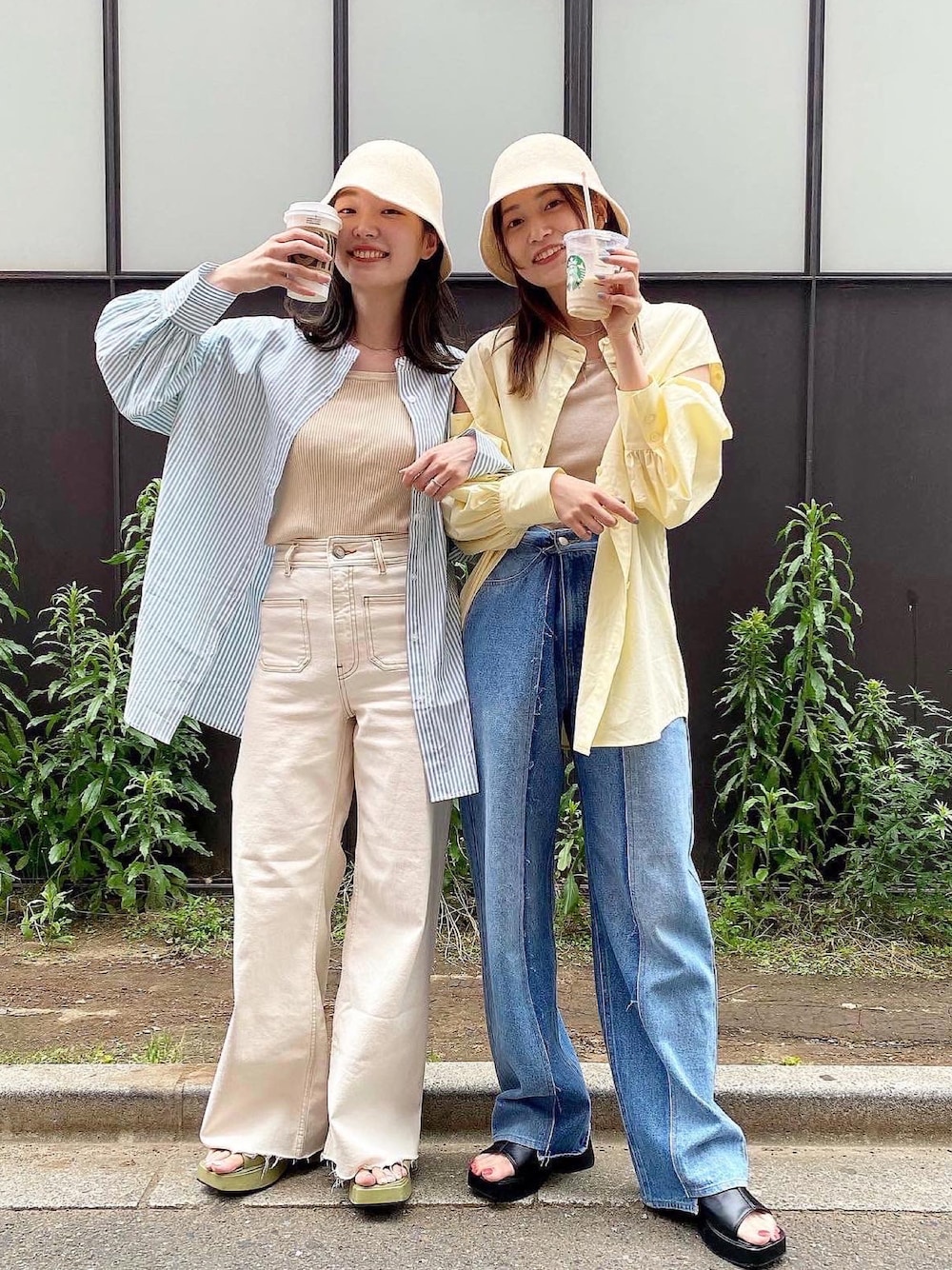 ブラック系のサンダル、グリーン系のサンダル、イエロー系のシャツ/ブラウスを着用したレディースの夏コーディネートの1枚目の写真