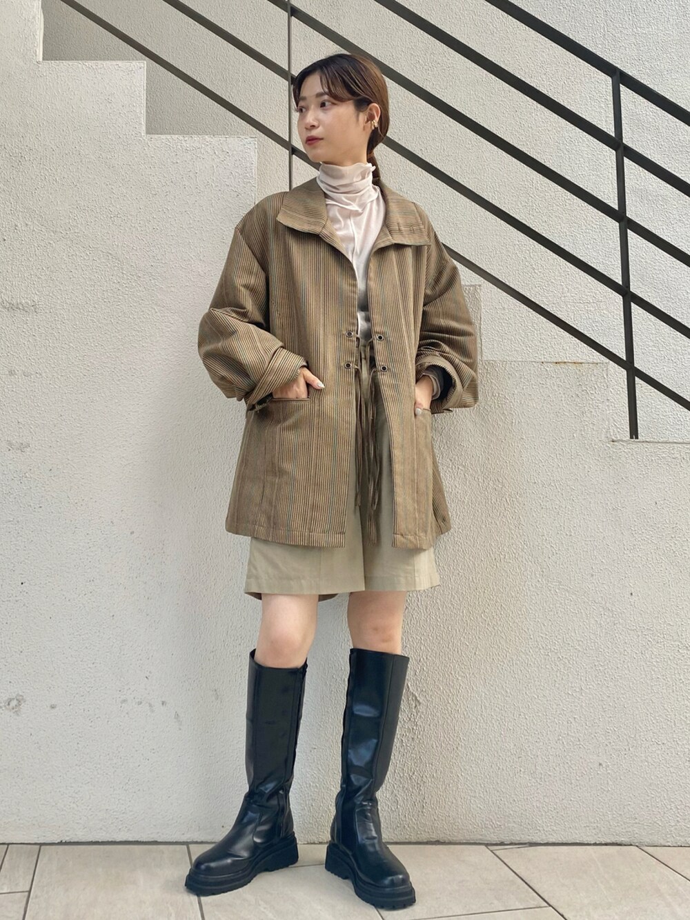 「ジャケット、ハイネック、ロングブーツ、大人カジュアル、ハーフパンツ、インナー、Kastane、カスタネ、秋コーデ、秋カラー」｜「Kastaneのマルチストライプ紐付きジャケット（ノーカラーコート、ブラウン系）」を使った、あおきりほさん（レディース・161cm）の秋コーディネートの1枚目の写真