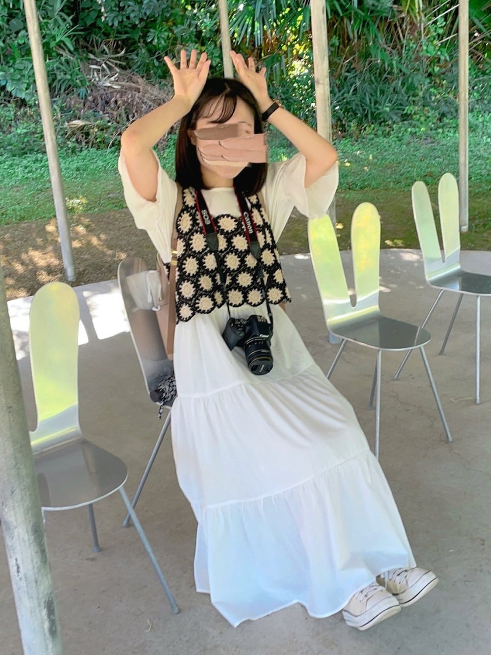 「ワンピース、花柄、ビスチェ、w closet、ホワイトコーデ、カメラ女子、社会人、ボブ、だから秋服が好き」｜「w closetのベストSET半袖ティアードワンピース（ワンピース、ホワイト系）」を使った、りんごさん（レディース・157cm）の秋コーディネートの1枚目の写真