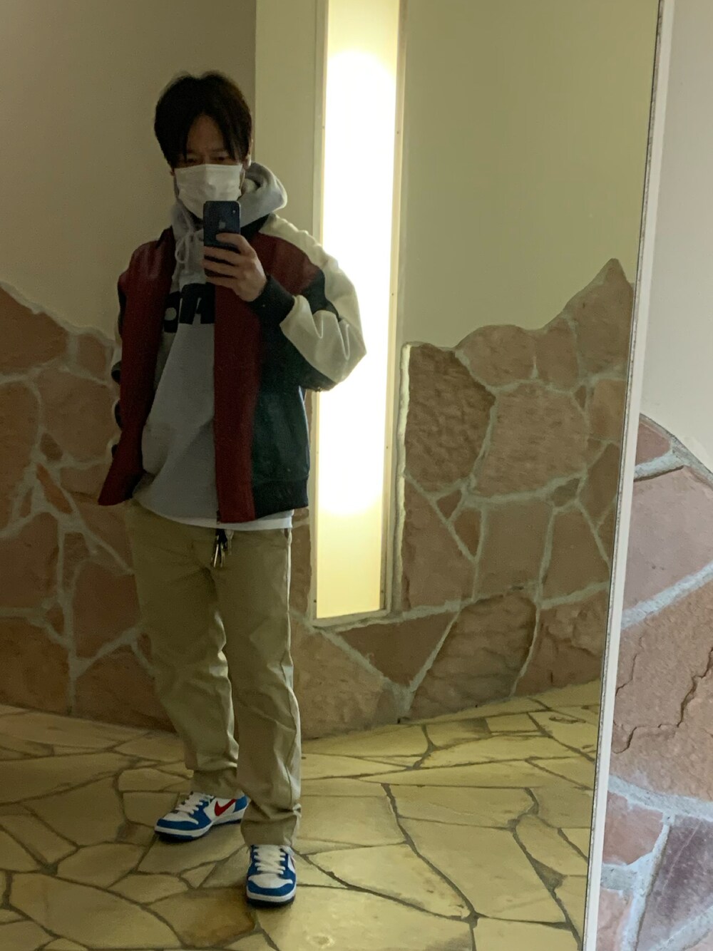 「秋冬コーデ、今日のコーデ、スニーカー、NIKE、supreme、FTC、ストリート、ブルゾン、レザージャケット、冬、シンプル、パーカー、ワークパンツ、チノパン、ベージュ」｜「Supreme のアイテム（ジャケット/アウター、その他）」を使った、doraemonsterさん（メンズ・168cm）の冬コーディネートの1枚目の写真