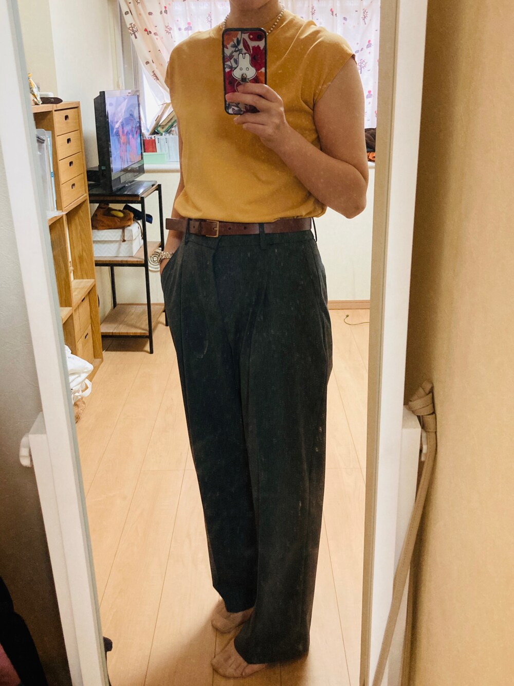 「UNIQLO、タックワイドパンツ、ワイドパンツ、お仕事コーデ、アラフォー、おしゃれさんと繋がりたい、大人コーデ」｜「theoryのアイテム（ニット/セーター、オレンジ系）」を使った、ゆりぃさん（骨格ウェーブ・レディース・168cm）の夏コーディネートの1枚目の写真