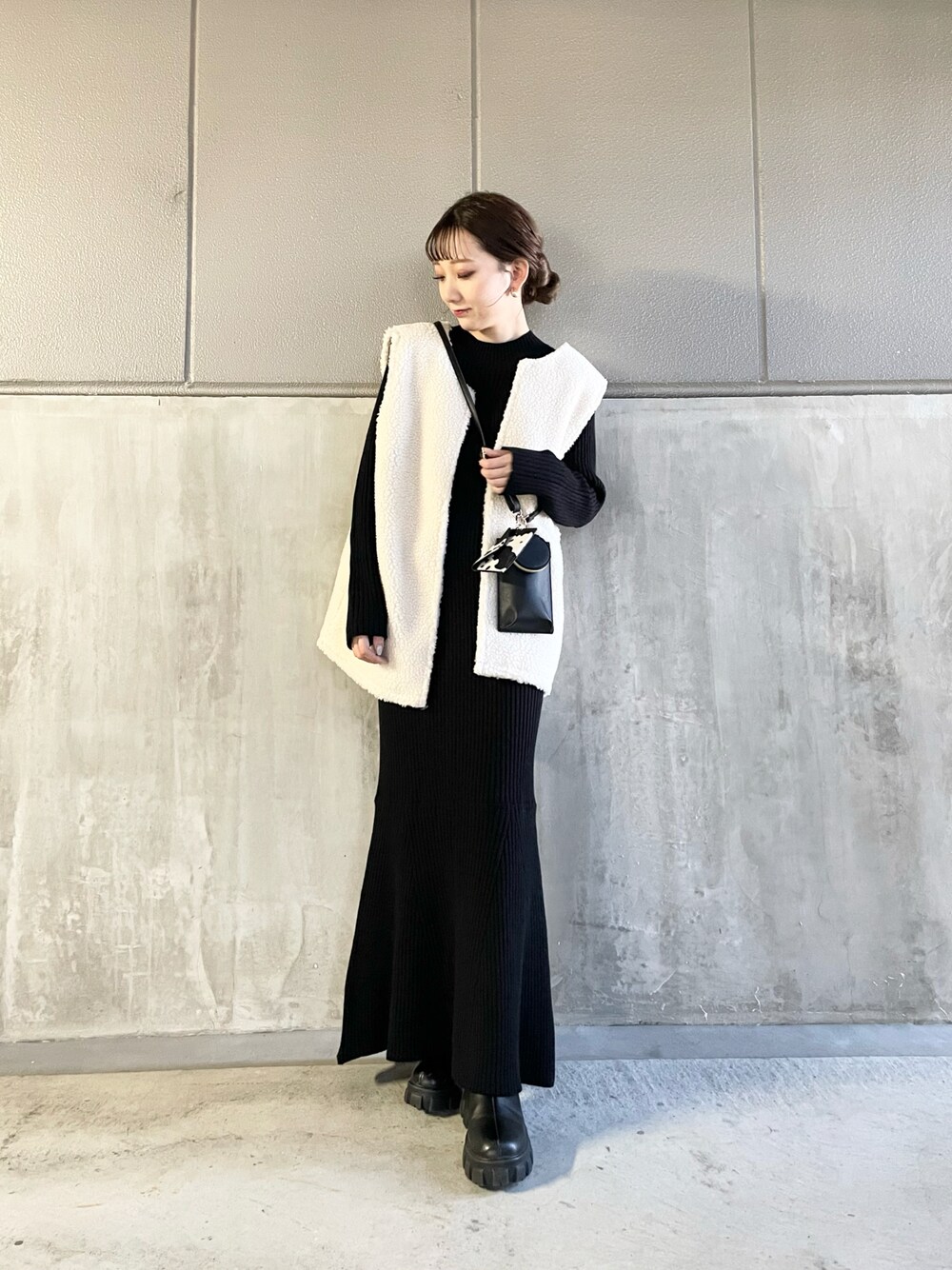 「秋のコーデ、冬コーデ、オトナ女子、楽チンコーデ、大人コーデ、お出かけコーデ、オトナカジュアル、ニット、冬、ブラック、ショルダーバッグ、ワントーンコーデ、ボア、ベスト、モノトーン」｜「Chicoのルーズモッズ+ボアベストセット（モッズコート、ホワイト系）」を使った、AMI NAKAGAWAさん（レディース・158cm）の秋コーディネートの1枚目の写真