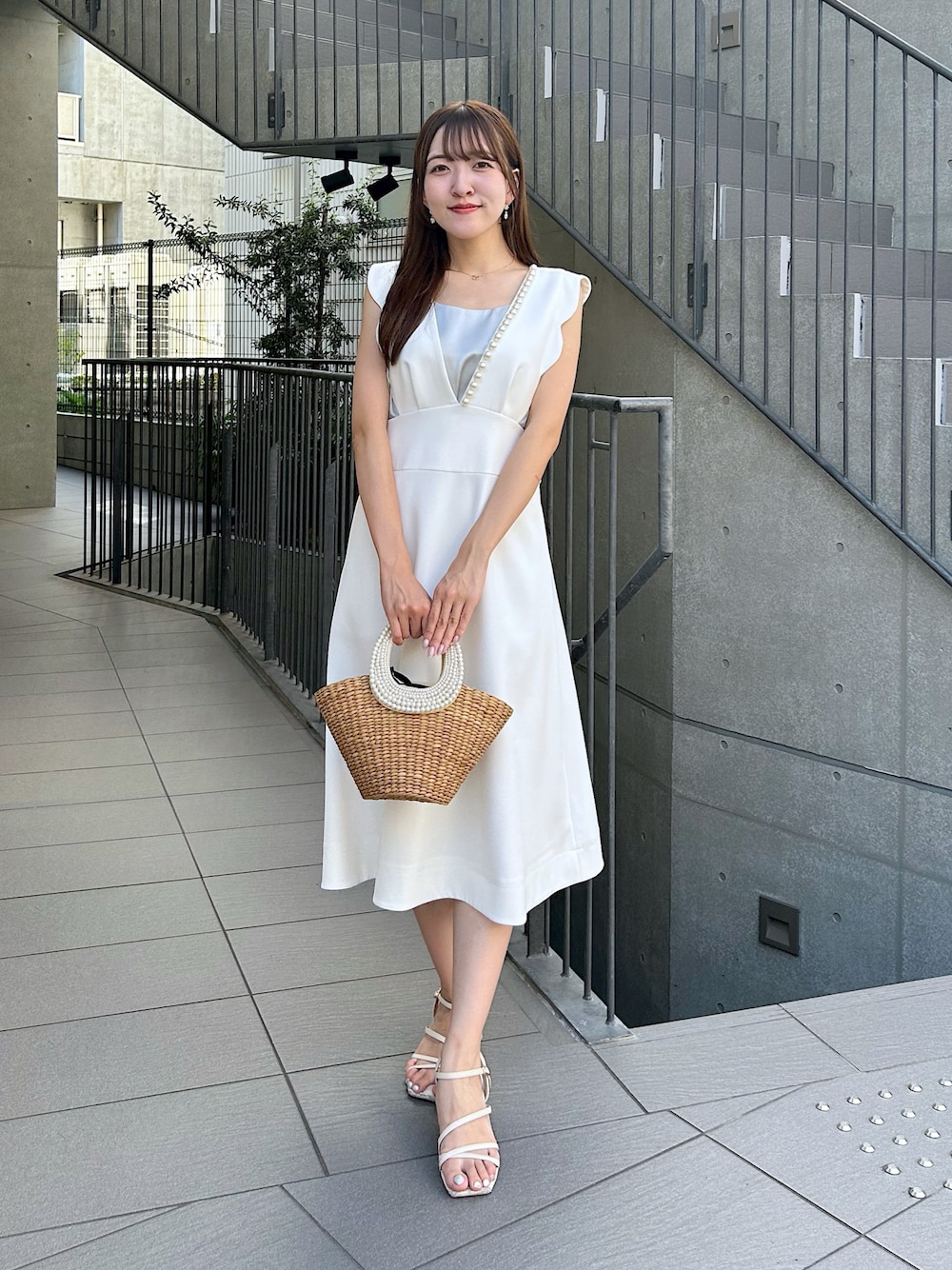 「ワンピース、ワンピーススタイル」｜「La boutique BonBonの【miki監修・3サイズ展開あり】スカラップパールフレアジャンドレ（ワンピース、ホワイト系）」を使った、Sanaさん（骨格ウェーブ・レディース・163cm）の夏コーディネートの1枚目の写真