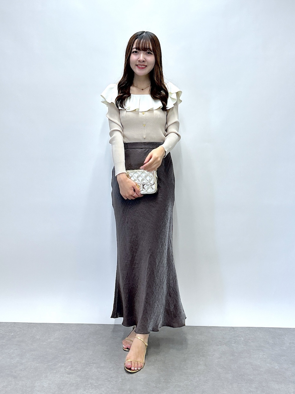 「フリル、フリルトップス、ニット、クールタッチ、スカート、サテン、サテンスカート」｜「La boutique BonBonの【最強映え】クールタッチUVオフショルラッフルリブニット（ニット/セーター、ベージュ系）」を使った、Sanaさん（骨格ウェーブ・レディース・163cm）の夏コーディネートの1枚目の写真