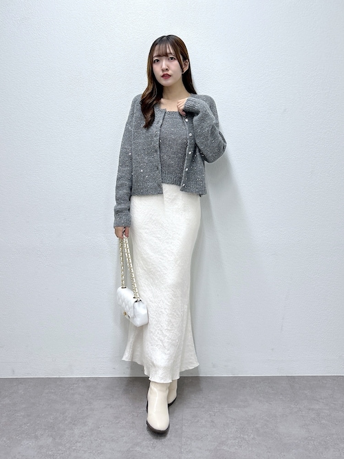 人気カラー♡タグ付き新品⭐︎きらきらサテンナロースカート　PS ライトグレー きらきらサテンロングナロースカート（スカート）｜La boutique BonBon