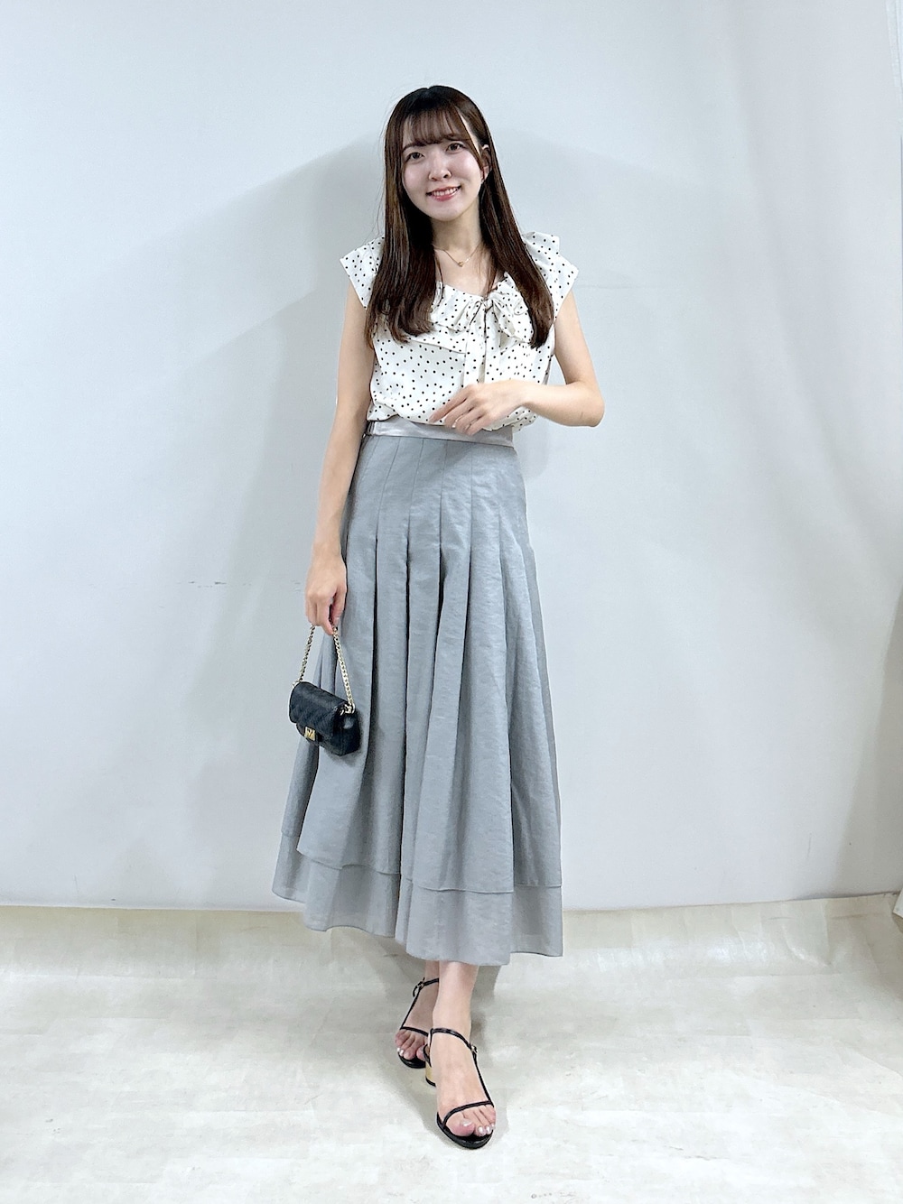 「ブラウス、ブラウスコーデ、ドット、ドット柄、スカート、スカートスタイル、スカートコーデ」｜「La boutique BonBonの【最強愛され】ギャザーフリルリボンノースリブラウス（シャツ/ブラウス、ホワイト系）」を使った、Sanaさん（骨格ウェーブ・レディース・163cm）の夏コーディネートの1枚目の写真