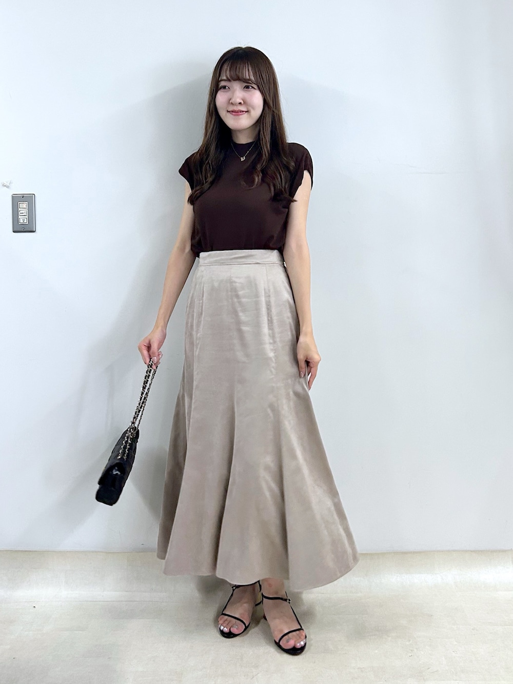 「秋、秋コーデ、秋のコーデ、秋冬コーデ、秋服、ブラウン、ブラウンコーデ、スエード、スエードスカート、おでかけコーデ、シンプルスタイル、お洒落さんとつながりたい」｜「La boutique BonBonの【名品・UVカット・接触冷感】クールタッチUVハイネックフレンチニット（ニット/セーター、ブラウン系）」を使った、Sanaさん（骨格ウェーブ・レディース・163cm）の夏コーディネートの1枚目の写真