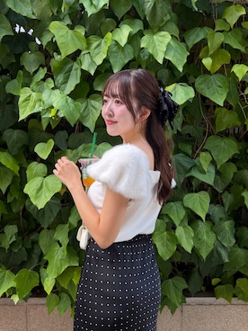 「La boutique BonBon（ラブティックボンボン）の【オフショル着用可能・最強愛されニット】フェイクファースリーブニット（Knitwear、ホワイト系）」を使った、Sanaさん（レディース・163cm）の夏コーディネート