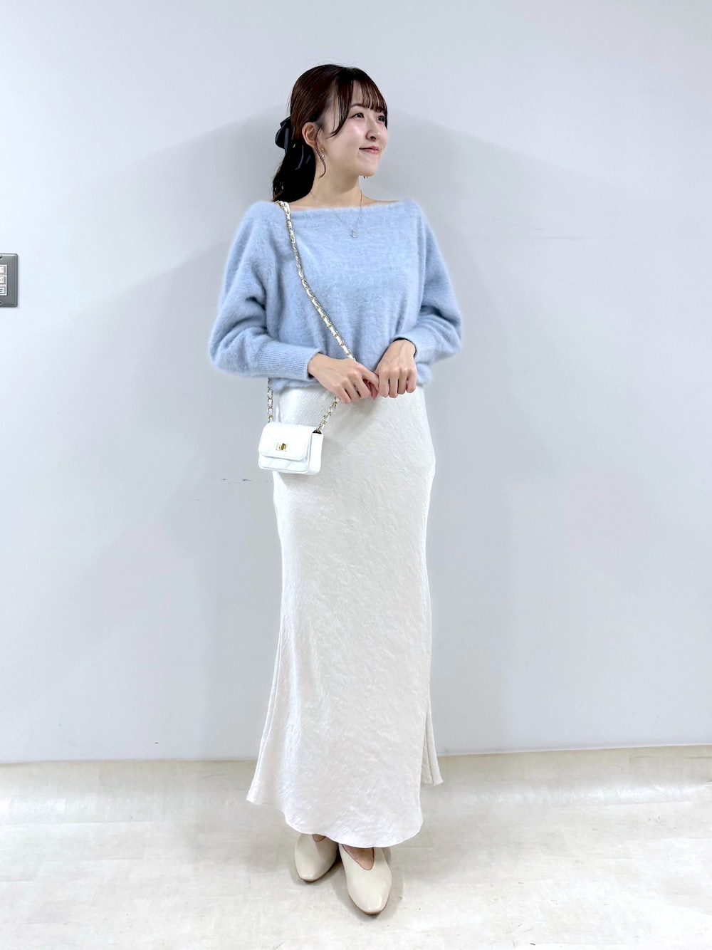 「スカート、オフショル、オフショルダー、ニット、冬服、デートコーデ、ブルーコーデ、ブルー x ホワイト、骨格ウェーブ、163cm、ブルべ夏、おしゃれになりたい、アパレルスタッフ」｜「La boutique BonBonのヘアリーウールカシミヤ混オフショルニット（ニット/セーター、ブルー系）」を使った、Sanaさん（骨格ウェーブ・レディース・163cm）の秋コーディネートの1枚目の写真
