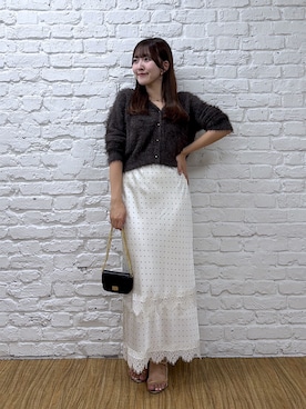 「La boutique BonBon（ラブティックボンボン）の【極上の肌触り】へアリーフェザーVネックカーディガン（Cardigans、グレー系）」を使った、Sanaさん（レディース・163cm）の夏コーディネート