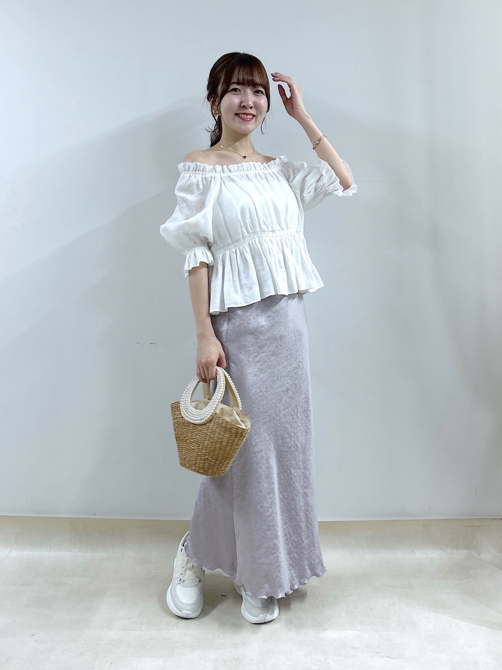 「春夏コーデ、淡色コーデ、きれいめカジュアル、スニーカー、春服コーデ、オトナ女子、オトナカワイイ、大人ファッション、きれいめコーデ、サテンスカート、スニーカーコーデ、スニーカー女子、ブラウス、骨格ウェーブ」｜「La boutique BonBonの【復刻・全骨格対応】シャーリングギャザーブラウス（シャツ/ブラウス、ホワイト系）」を使った、Sanaさん（骨格ウェーブ・レディース・163cm）の春コーディネートの1枚目の写真