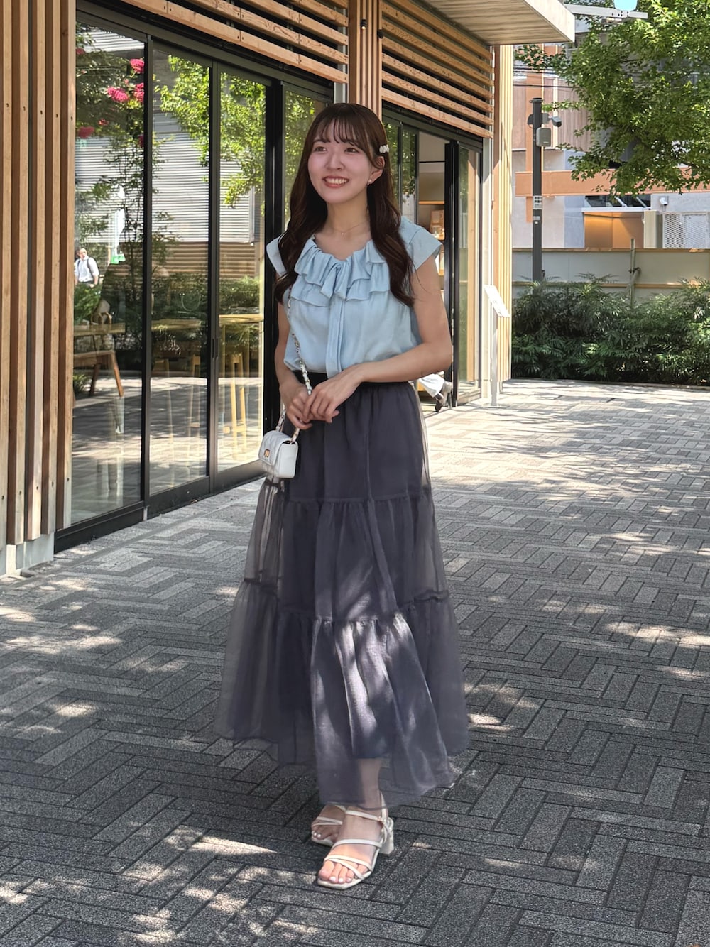 「オーガンジー、オーガンジースカート、チュール、チュールスカート、ブルー、ブルベ夏、夏ルックで気分アップ、夏服コーデ、おでかけコーデ、ラクチンコーデ、お洒落さんとつながりたい、カラーコーデ、ティアードスカート」｜「La boutique BonBonの【最強愛され】ギャザーフリルリボンノースリブラウス（シャツ/ブラウス、ブルー系）」を使った、Sanaさん（骨格ウェーブ・レディース・163cm）の夏コーディネートの1枚目の写真