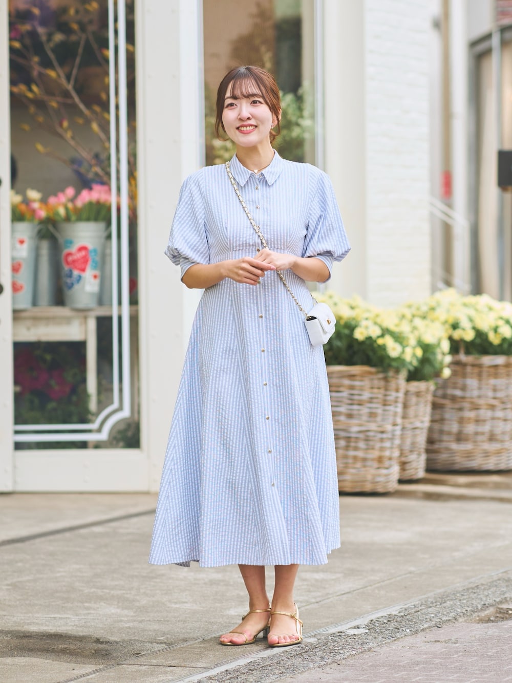 ブルー系のワンピースを着用したレディースの冬コーディネートの1枚目の写真