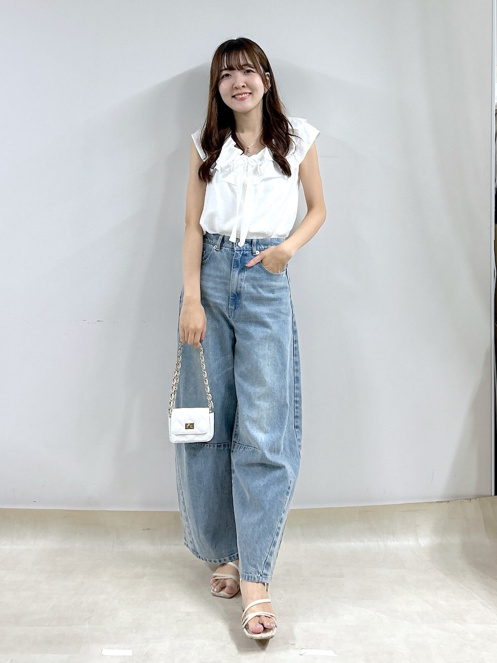 「デニム、デニムパンツ、デニムコーデ、ブラウス、骨格ウェーブ、フリル、オトナカワイイ、楽チンコーデ、夏ファッション、春夏コーデ、おでかけ服」｜「La boutique BonBonの【最強愛され】ギャザーフリルリボンノースリブラウス（シャツ/ブラウス、ホワイト系）」を使った、Sanaさん（骨格ウェーブ・レディース・163cm）の夏コーディネートの1枚目の写真