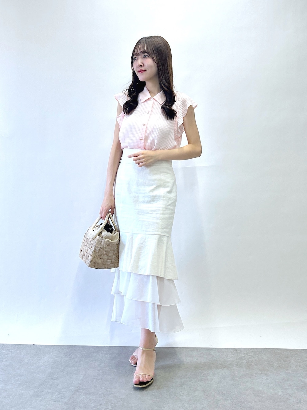 「シアー、オフィス、オフィスカジュアル、オフィススタイル、オフィスコーデ、春ファッション、大人コーデ、大人可愛い、夏、いいね、save、フォローお願いします🤑」｜「La boutique BonBonの【愛されチェック】サテンサッカーチェックブラウス（シャツ/ブラウス、ピンク系）」を使った、Sanaさん（骨格ウェーブ・レディース・163cm）の春コーディネートの1枚目の写真